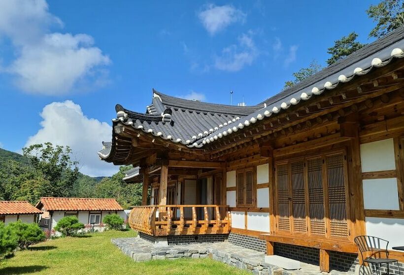 בית מלון כפרי Korea Palace