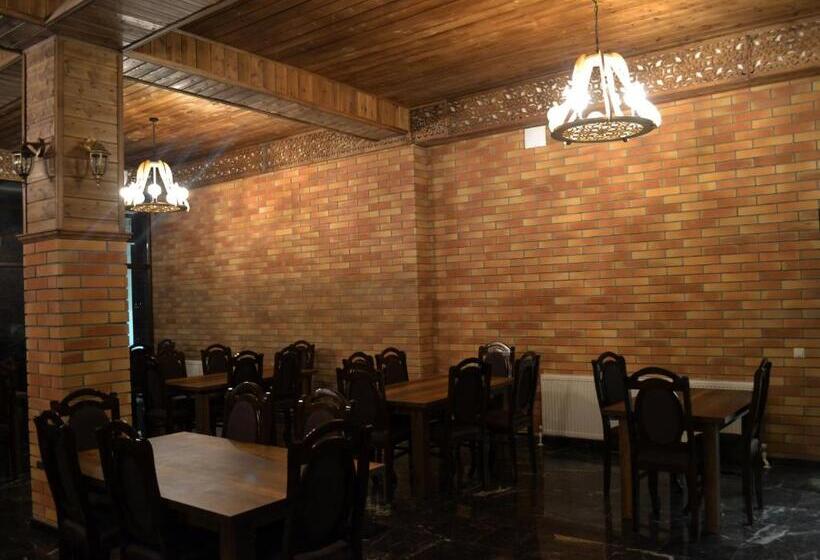 هتل Three Penguins