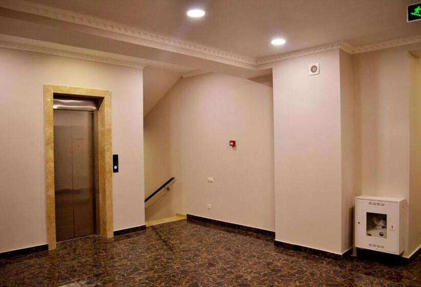 هتل Three Penguins