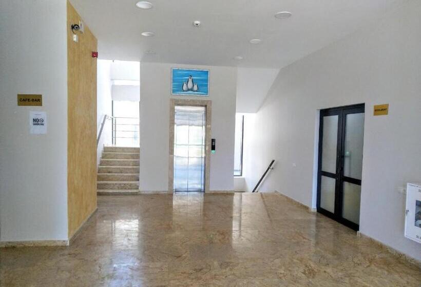 هتل Three Penguins