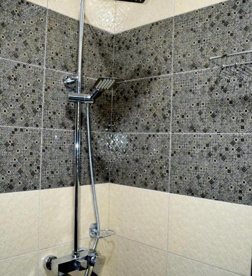 هتل Three Penguins