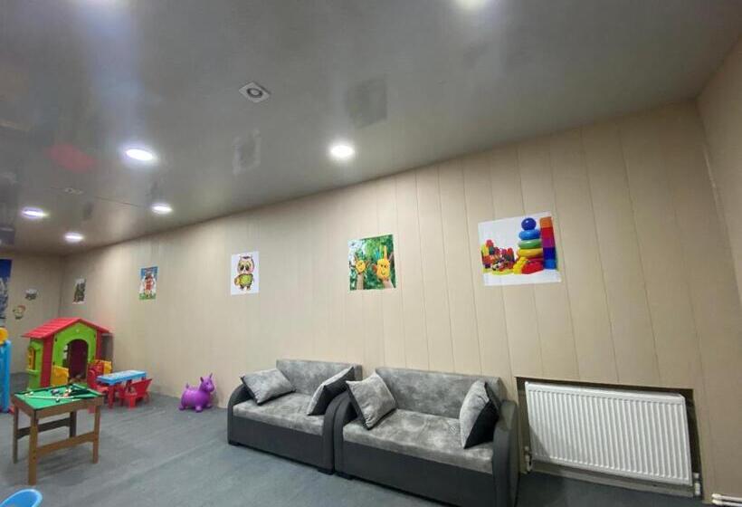 هتل Three Penguins