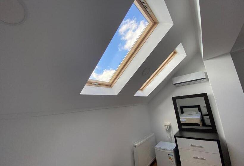 هتل Three Penguins