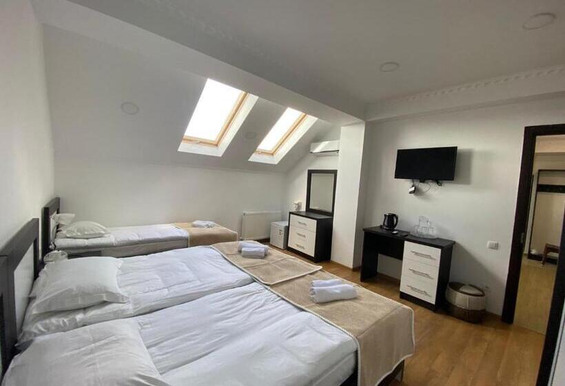 هتل Three Penguins