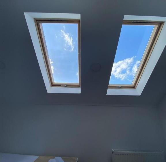 هتل Three Penguins