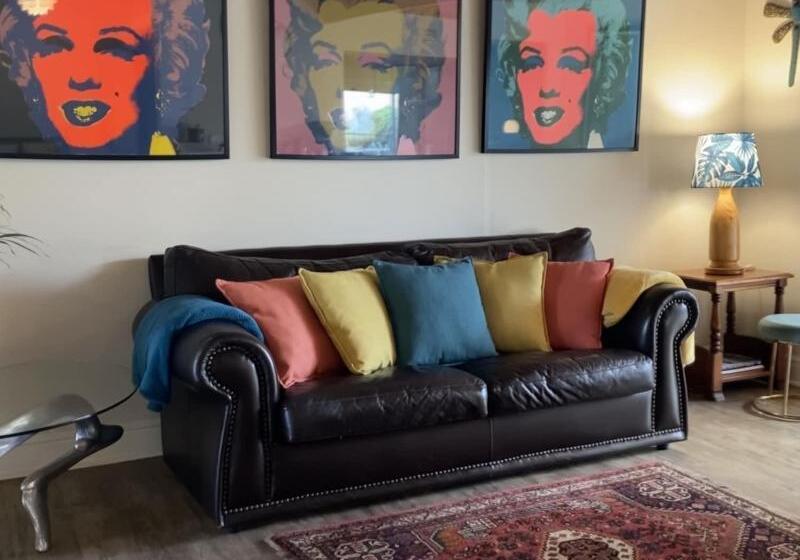 Dolphin Circle Bed And Breakfast