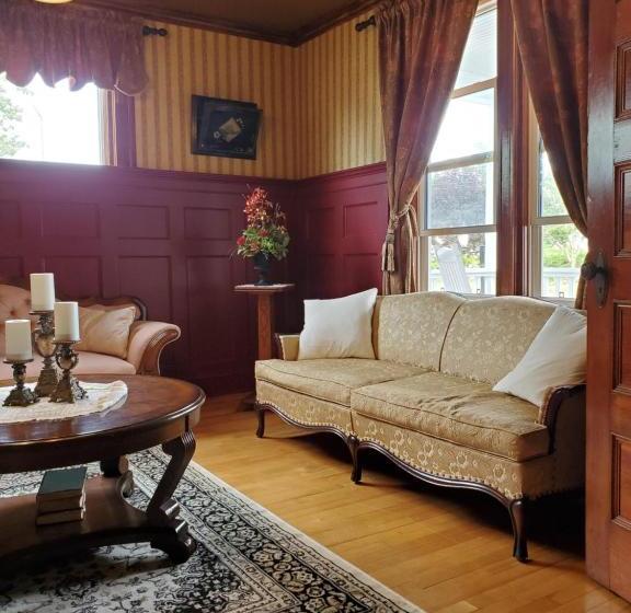 مبيت وإفطار The Home Place Inn