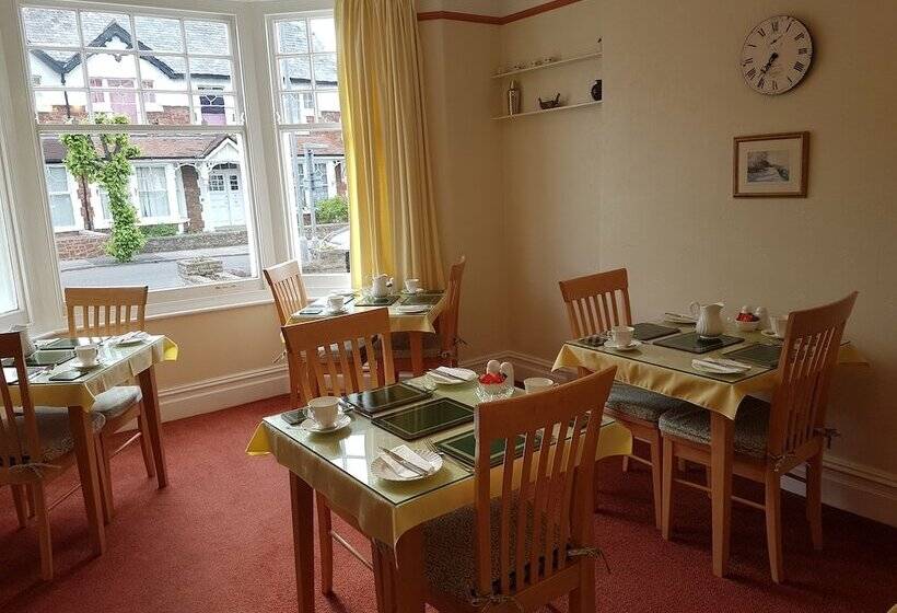 פנסיון Montrose Guest House