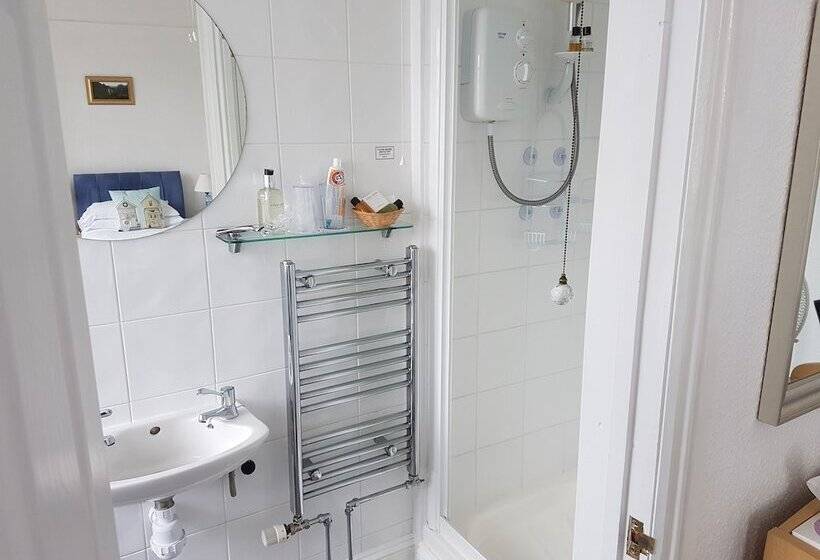 פנסיון Montrose Guest House