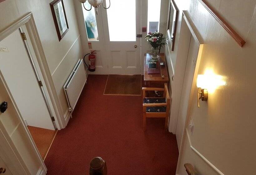 פנסיון Montrose Guest House