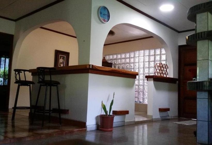 تختخواب و صبحانه Embassy House