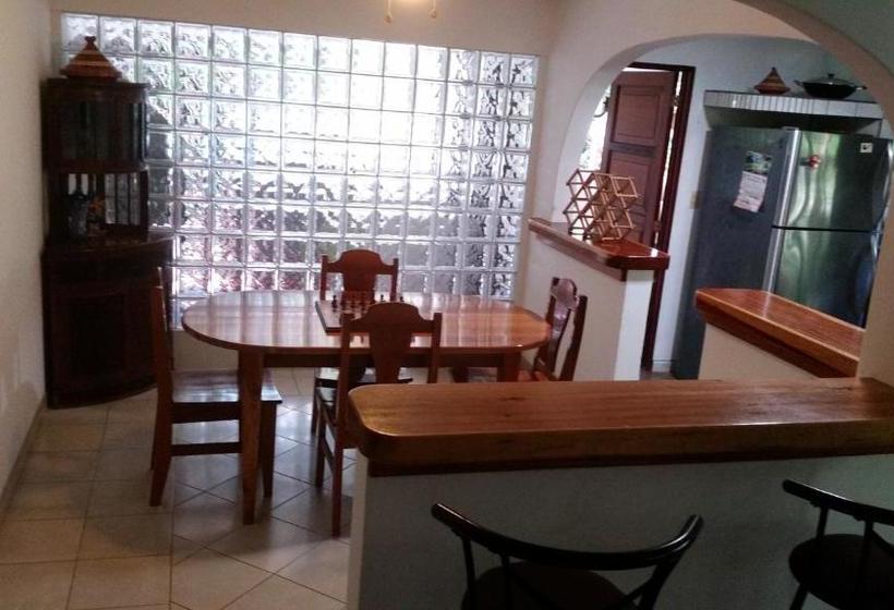 تختخواب و صبحانه Embassy House