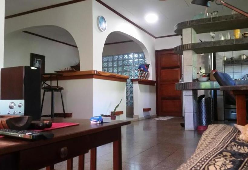 تختخواب و صبحانه Embassy House