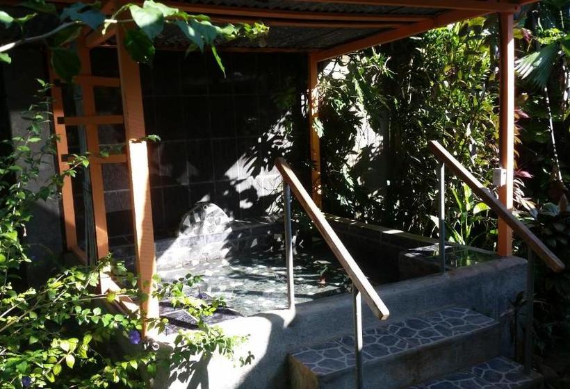 تختخواب و صبحانه Embassy House