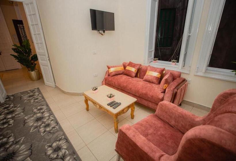 تختخواب و صبحانه The Square Boutique