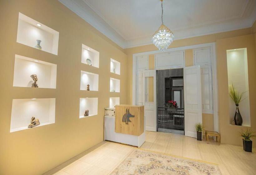 تختخواب و صبحانه The Square Boutique