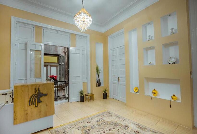 تختخواب و صبحانه The Square Boutique