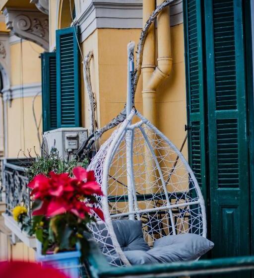 تختخواب و صبحانه The Square Boutique