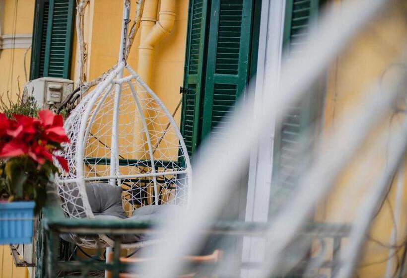 تختخواب و صبحانه The Square Boutique