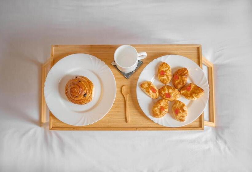 تختخواب و صبحانه The Square Boutique