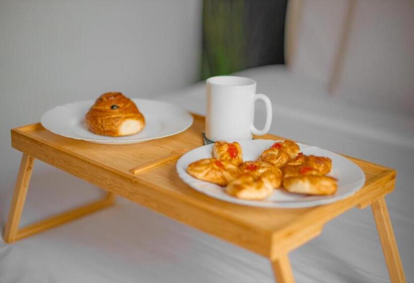 تختخواب و صبحانه The Square Boutique