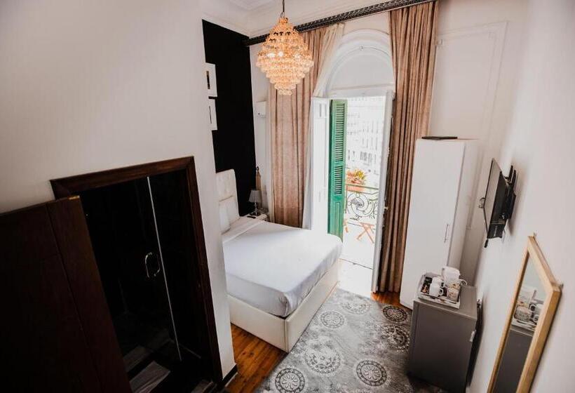 تختخواب و صبحانه The Square Boutique