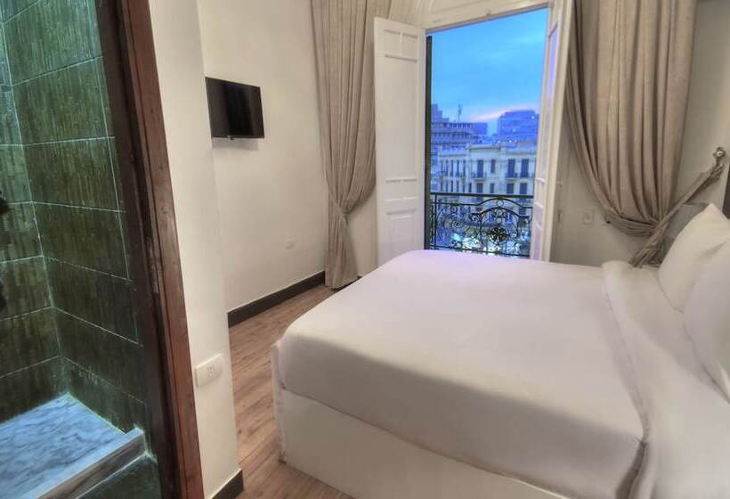 تختخواب و صبحانه The Square Boutique