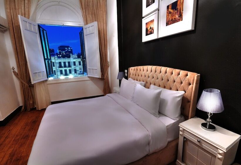 تختخواب و صبحانه The Square Boutique