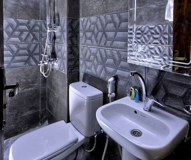 تختخواب و صبحانه The Square Boutique