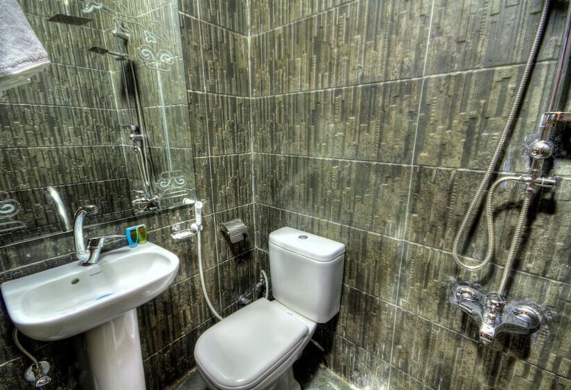 تختخواب و صبحانه The Square Boutique