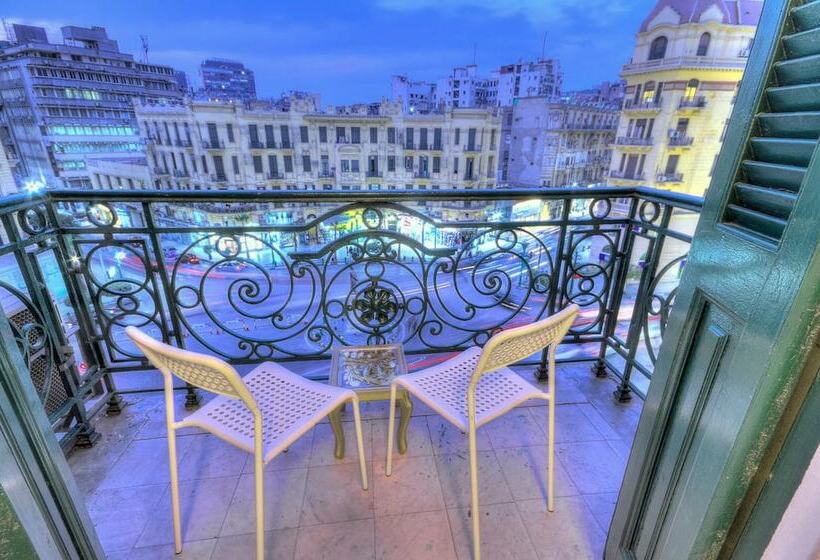 تختخواب و صبحانه The Square Boutique