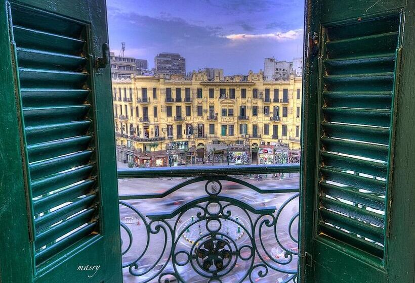 تختخواب و صبحانه The Square Boutique