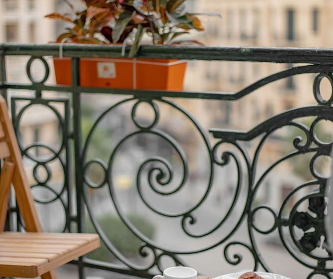 تختخواب و صبحانه The Square Boutique