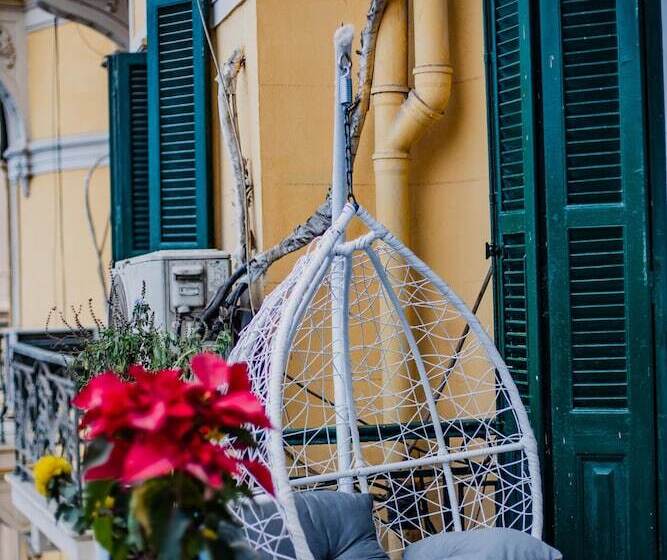 تختخواب و صبحانه The Square Boutique