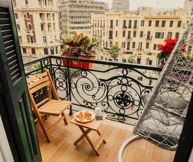 تختخواب و صبحانه The Square Boutique