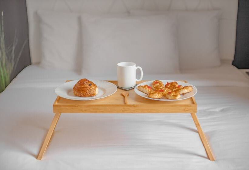 تختخواب و صبحانه The Square Boutique