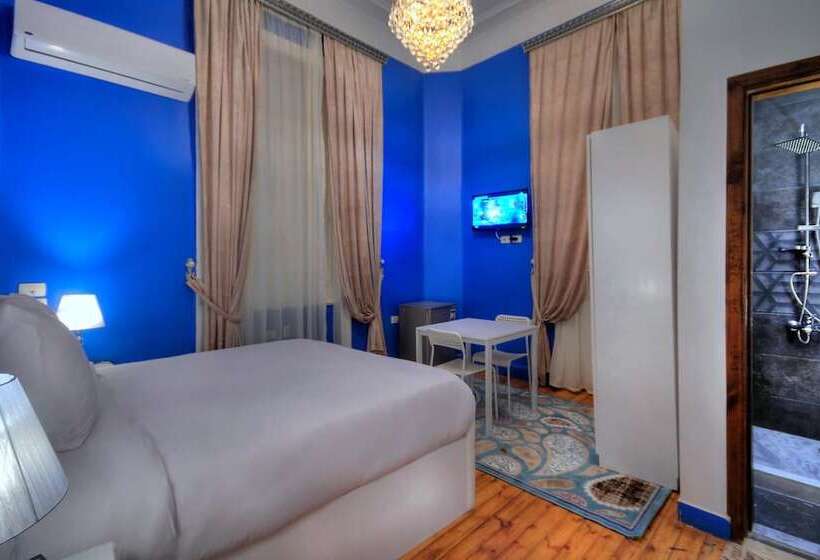 تختخواب و صبحانه The Square Boutique