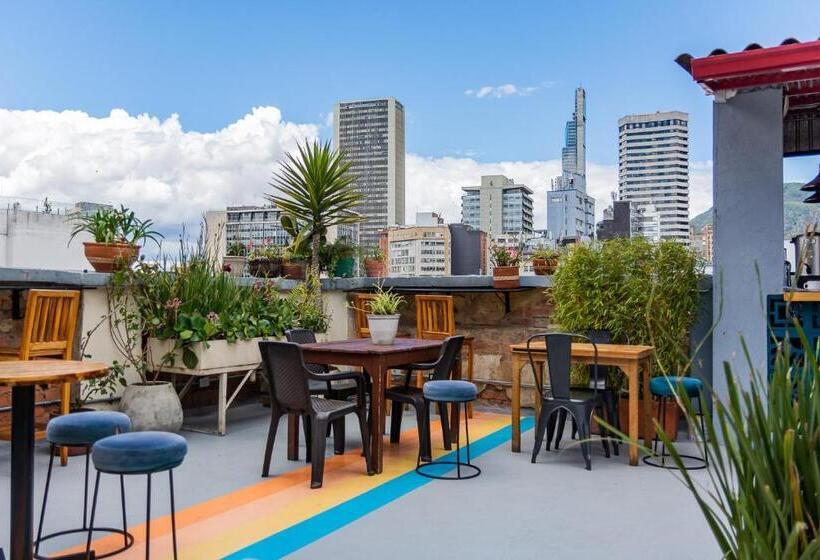 هاستل Hostal R10