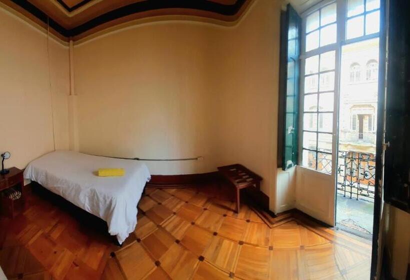 هاستل Hostal R10