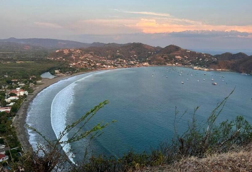 בית מלון כפרי Buena Onda Backpackers