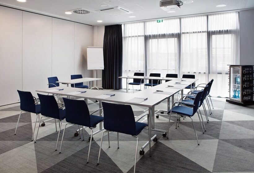 Отель Holiday Inn Express Oberhausen, An Ihg