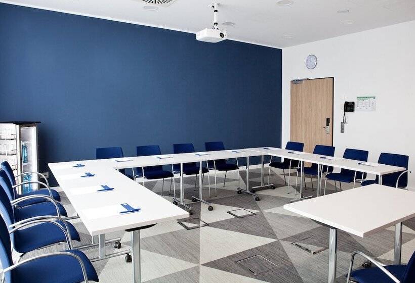 Отель Holiday Inn Express Oberhausen, An Ihg