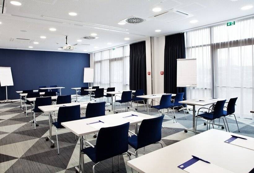 Отель Holiday Inn Express Oberhausen, An Ihg