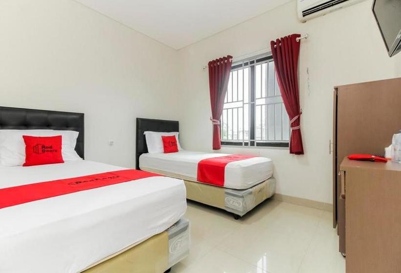 Отель Reddoorz Syariah @ Kampung Bintang