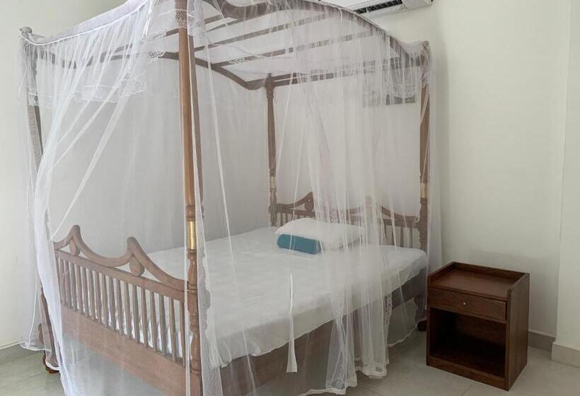 Отель The Retreat