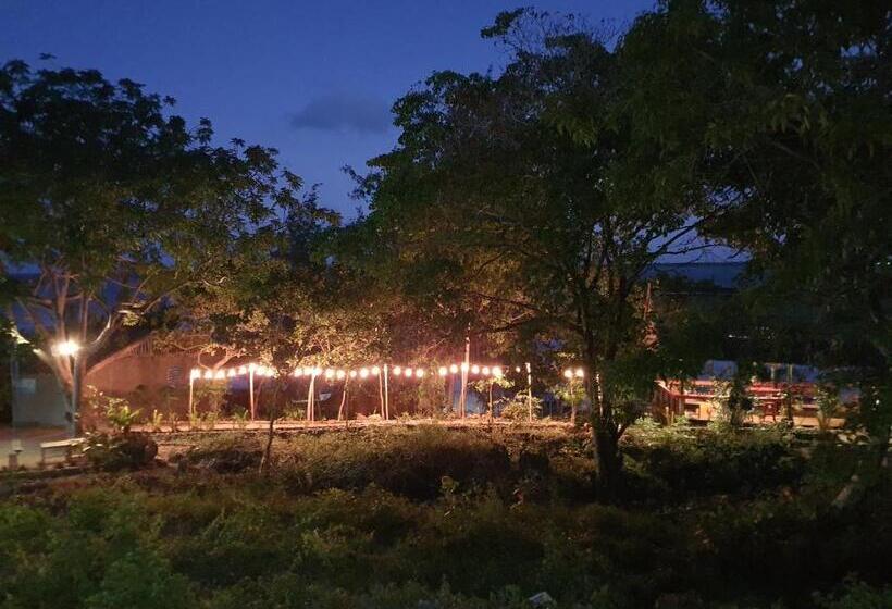 בית מלון כפרי Scuba Republic Beach Bungalows