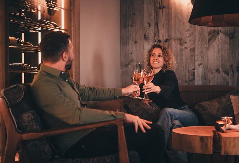 منتجع Alpenparks Hotel & Apartment Arlberg Warth Mit Pool