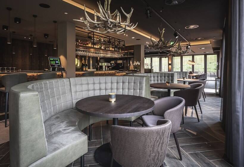 منتجع Alpenparks Hotel & Apartment Arlberg Warth Mit Pool