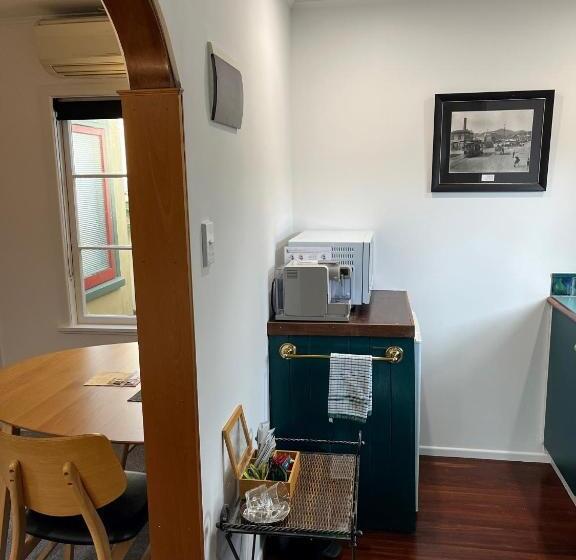 Bed and Breakfast Shy Cottage And Studio