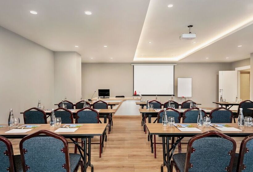 בית מלון כפרי Ramada By Wyndham Nigde